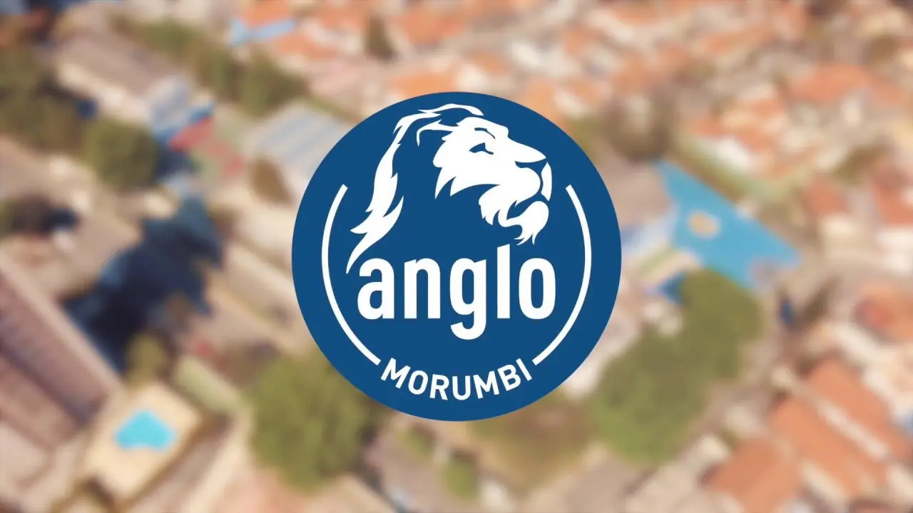 Logo do colégio Anglo Morumbi sobre imagem aérea do bairro.