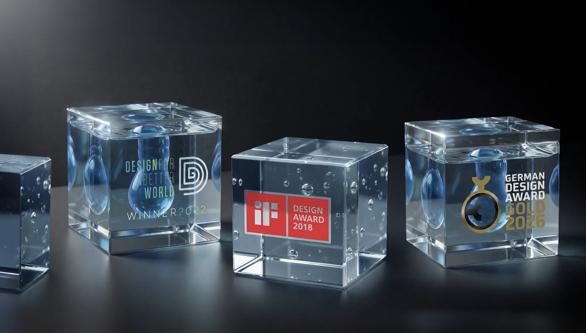 Fileira de cubos transparentes com uma gota de líquido azul suspensa em cada um, com os selos Design for a Better World Winner 2022, iF Design Award 2018 e German Design Award Gold 2026.