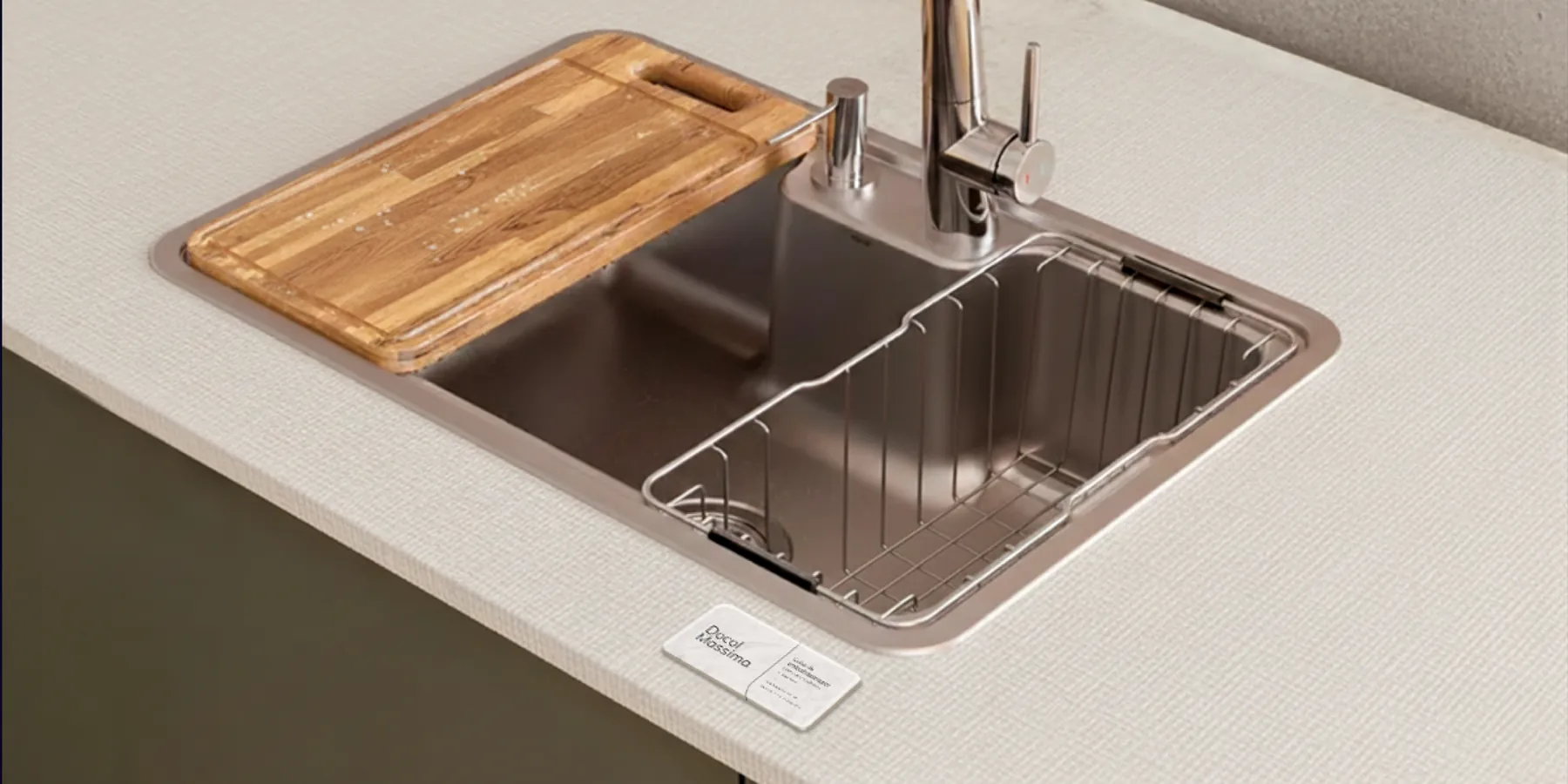 Simulação da placa Docol Massima aplicada sobre a bancada, ao lado da cuba de inox com tábua de madeira e escorredor.