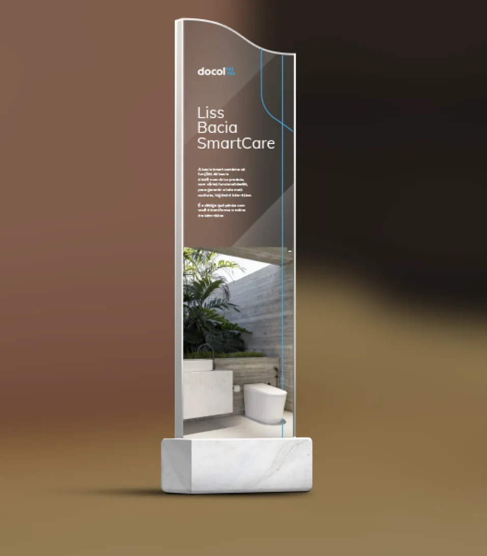 Simulação da placa hero da Liss Bacia SmartCare em acrílico com recorte ondulado no topo, sobre base de pedra clara.