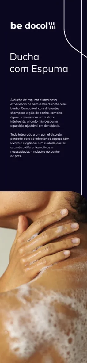 Totem be docol: Ducha com Espuma. Fundo roxo-escuro, título em branco, texto do produto, linhas curvas em azul e foto na parte de baixo.