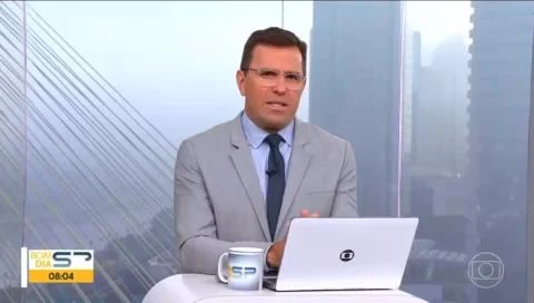 Âncora do Bom Dia SP, da TV Globo, no estúdio.