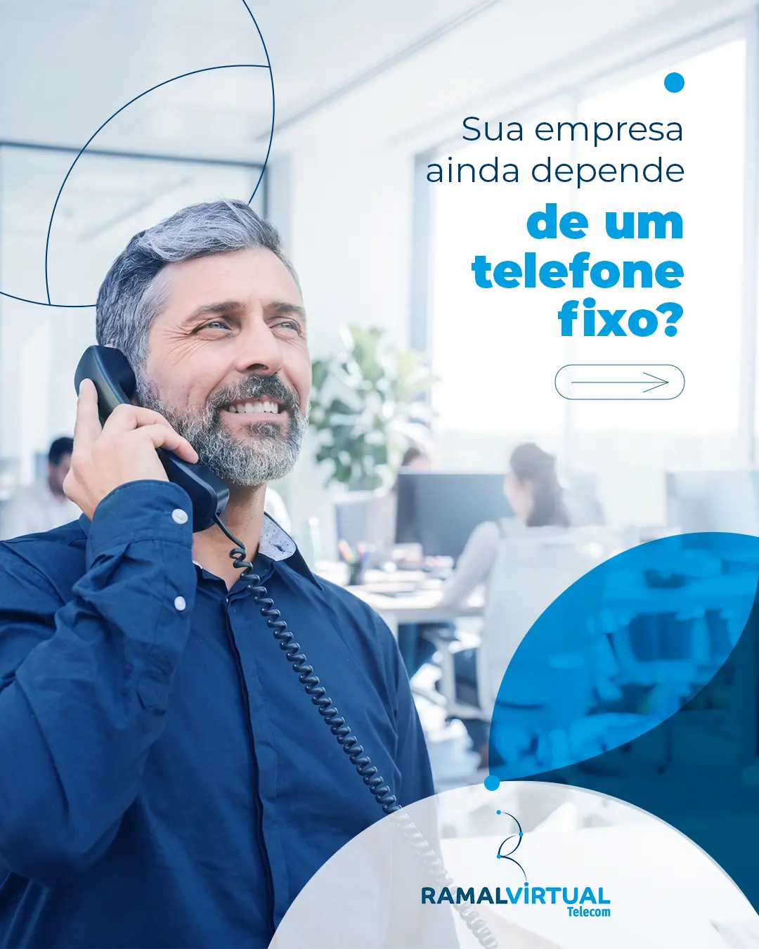 Post da Ramal Virtual Telecom: executivo sorridente ao telefone fixo e a pergunta 