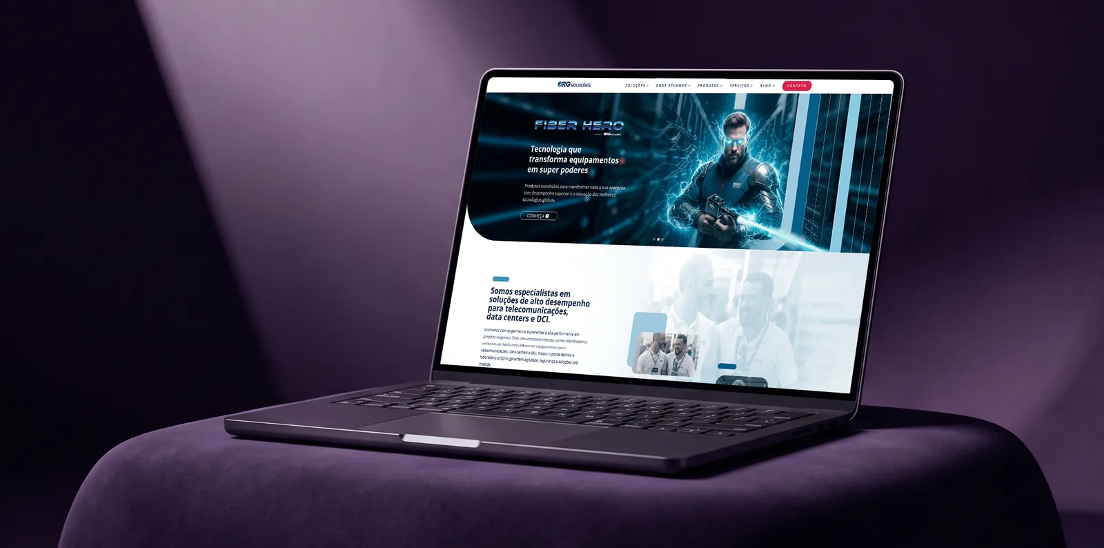 Home do site da RG Soluções no notebook, com a campanha Fiber Hero.