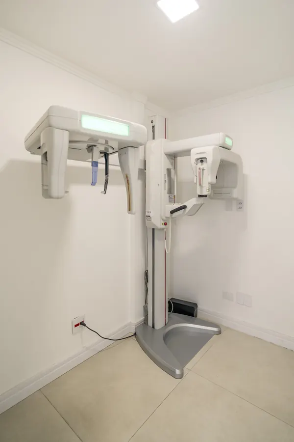 Equipamento de tomografia em sala da clínica.
