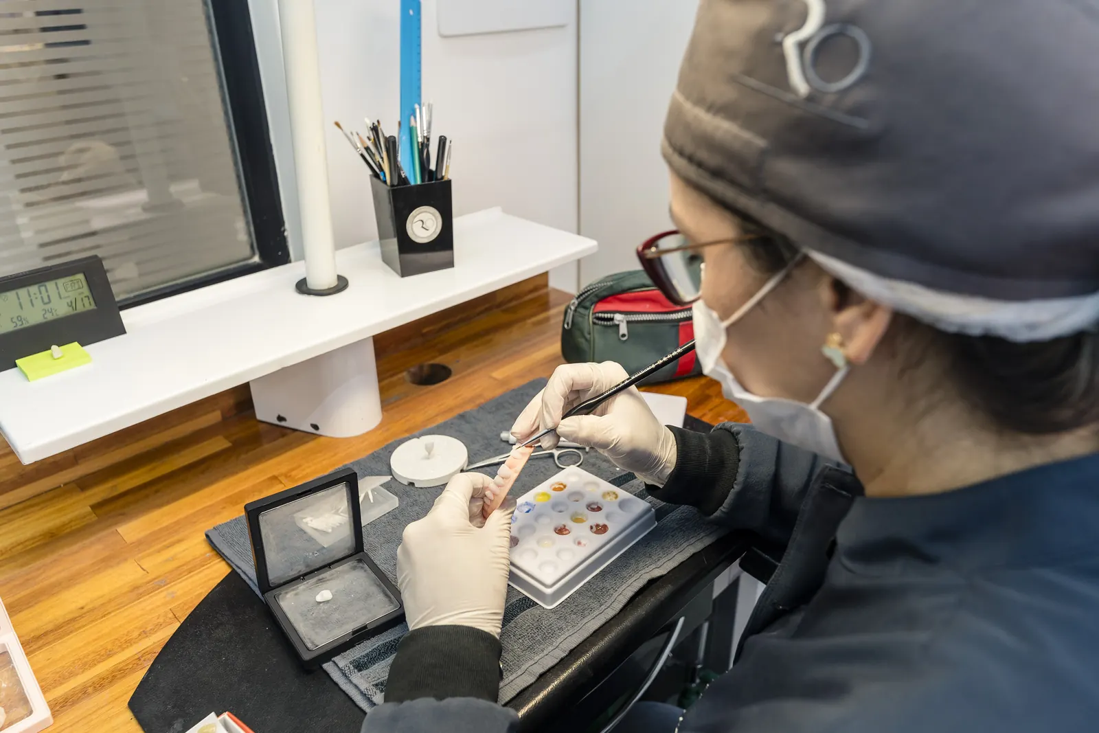 Profissional do laboratório em sua bancada.