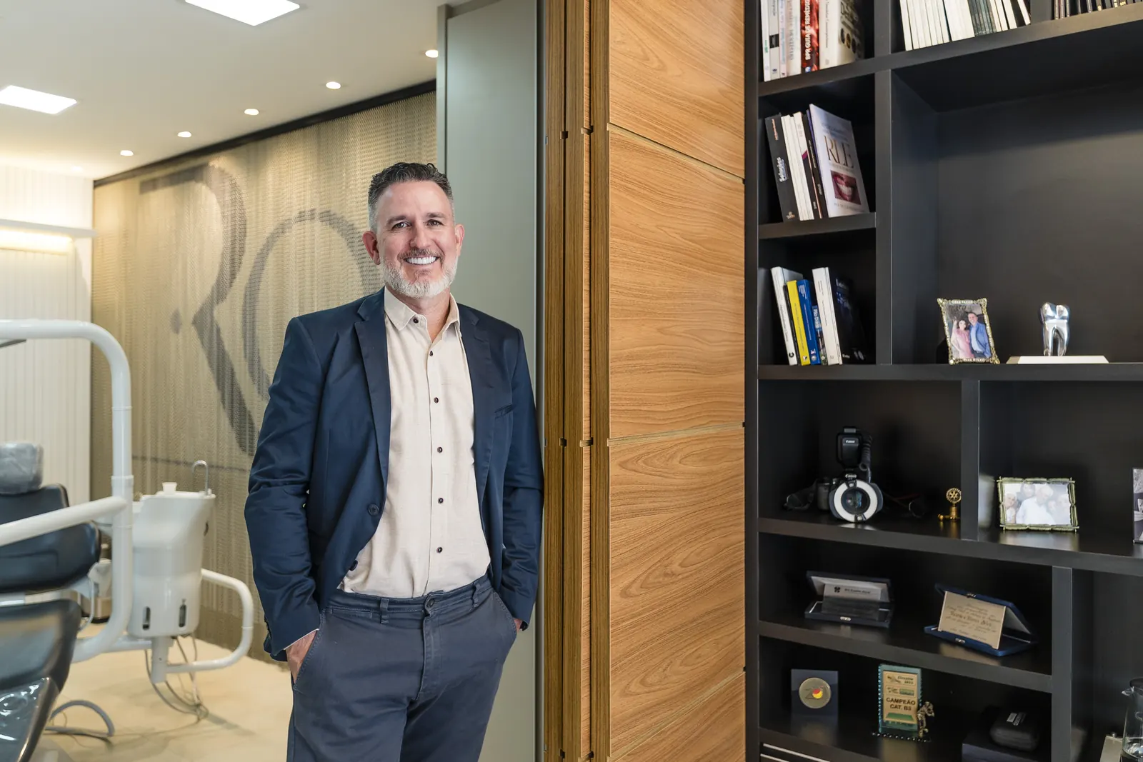 Dr. Ricardo Oliveira em seu consultório.