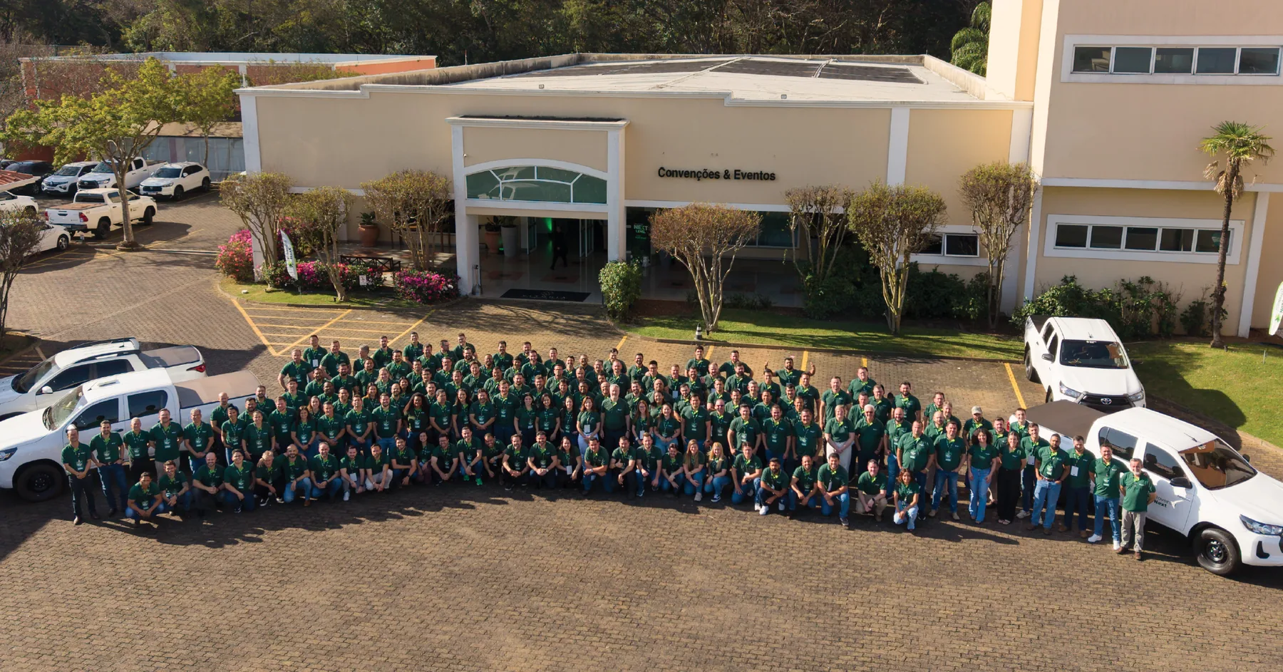 Foto aérea do time Rovensa Next reunido na convenção Next Level.