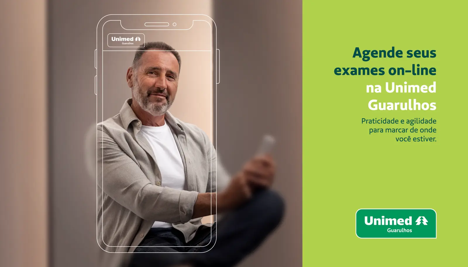 Campanha Unimed Guarulhos: homem sorridente enquadrado pelo contorno de um celular e o título Agende seus exames on-line na Unimed Guarulhos.