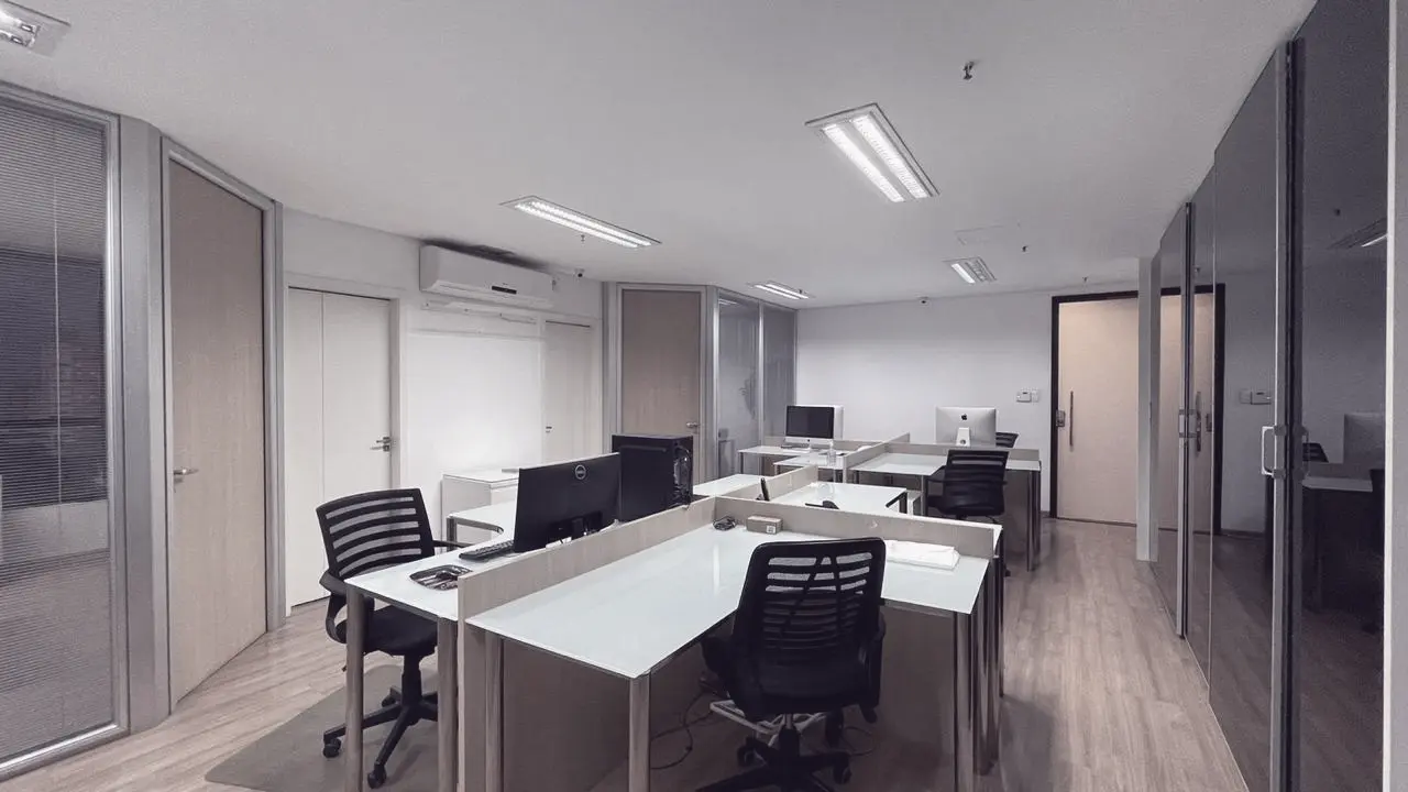 Escritório da Buzz 360: estações de trabalho em corredor amplo, com salas envidraçadas ao lado.
