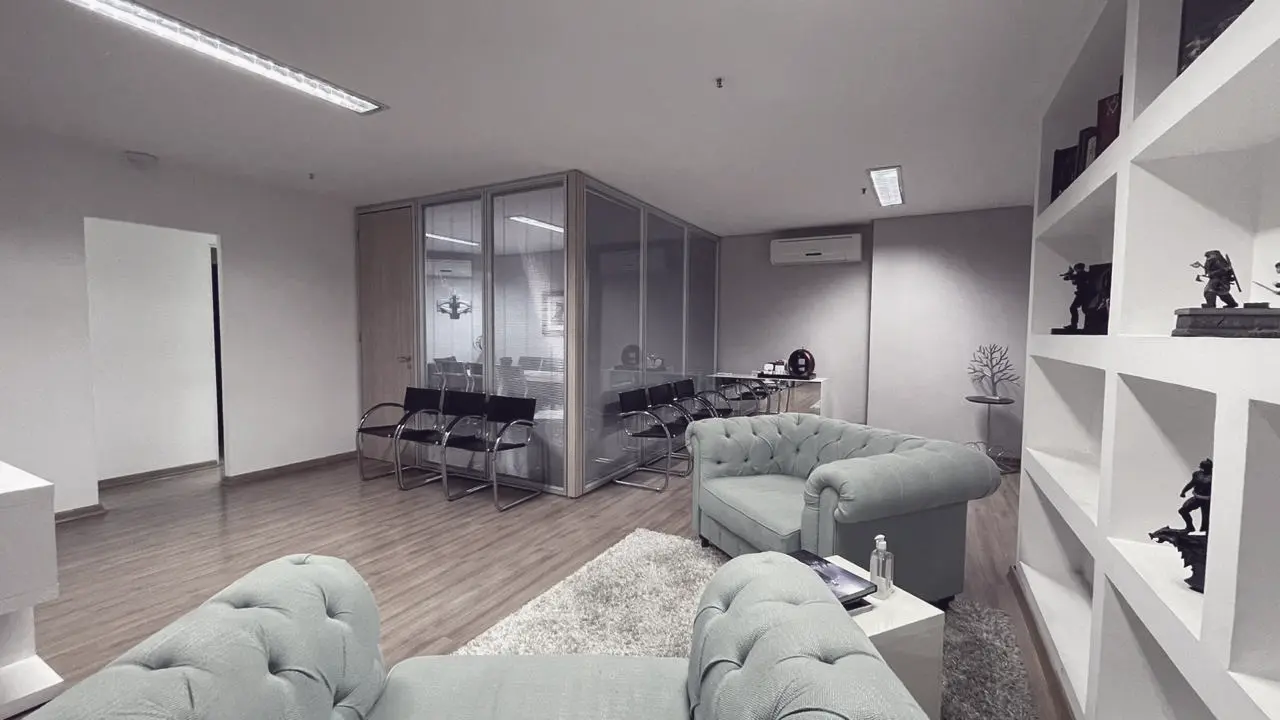 Recepção da Buzz 360: sofás capitonê, estante com objetos e a sala de reunião envidraçada ao fundo.