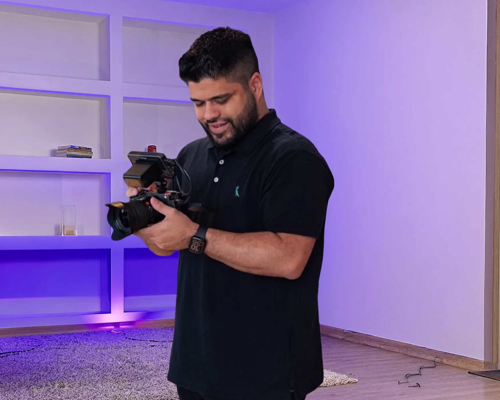 Rafael Almeida com uma câmera nas mãos no estúdio da Buzz 360.